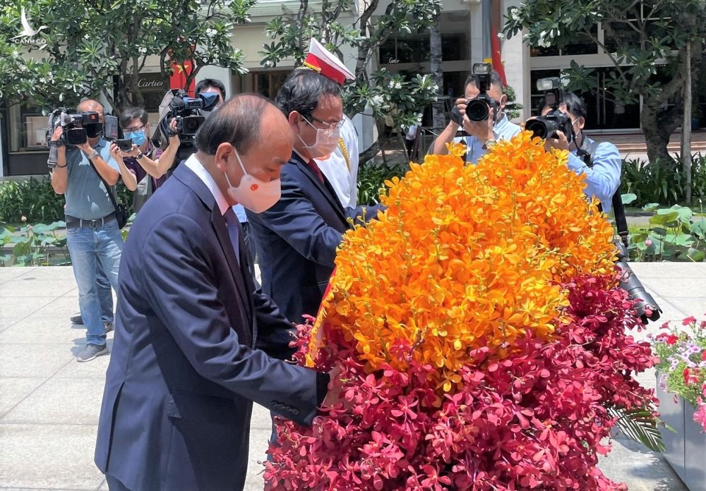 Chủ tịch nước Nguyễn Xuân Phúc dâng hoa tưởng niệm Chủ tịch Hồ Chí Minh /// Ảnh: CTV