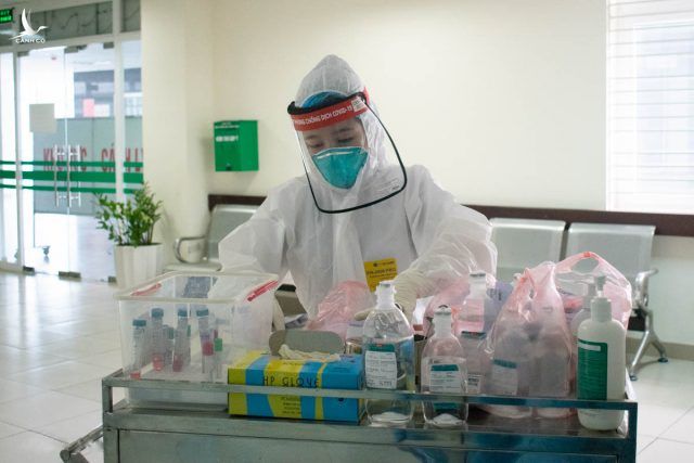 Nữ điều dưỡng chuẩn bị thuốc và lấy mẫu xét nghiệm người bệnh Covid-19, Bệnh viện Bệnh nhiệt đới Trung ương. Ảnh: Chi Lê.