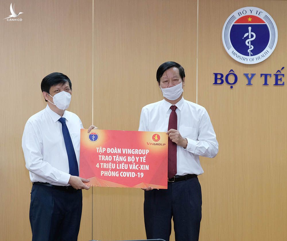 Bộ trưởng Nguyễn Thanh Long thay mặt ngành y tế tiếp nhận hỗ trợ 4 triệu liều vắc xin Covid-19 của Tập đoàn Vingroup từ ông Lê Khắc Hiệp Ảnh:Trần Minh