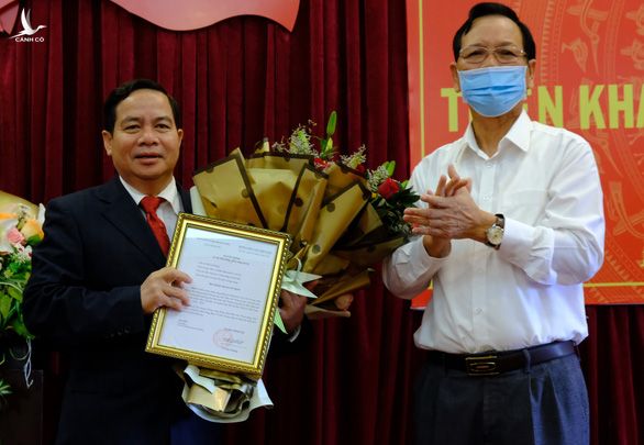 Ông Điểu K'Ré (trái) nhận hoa chúc mừng từ Bí thư Tỉnh ủy Đắk Nông Ngô Thanh Danh.