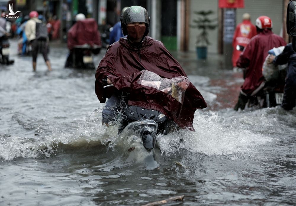 Người dân TP.Thủ Đức bì bõm lội nước sau cơn mưa lớn - ảnh 8