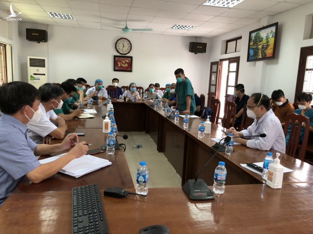 Đội phản ứng nhanh Bệnh viện Chợ Rẫy tham dự một cuộc họp tại Bắc Giang.