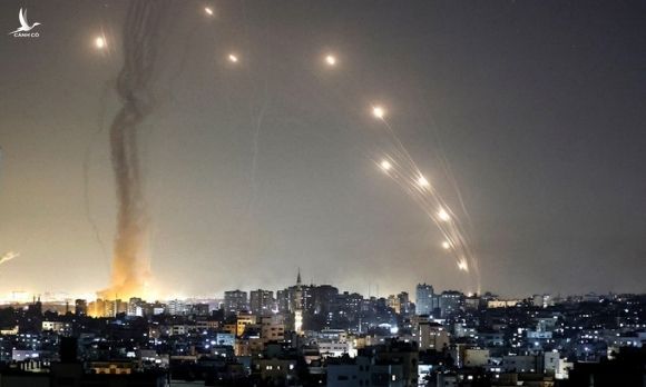 Rocket phóng từ Dải Gaza về phía Israel hôm 11/5. Ảnh: AFP.