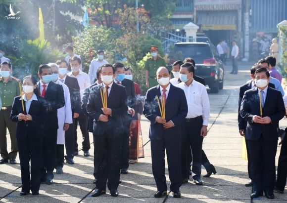 Chủ tịch nước Nguyễn Xuân Phúc dâng hương tưởng niệm tại Ngã ba Giồng - Ảnh 1.