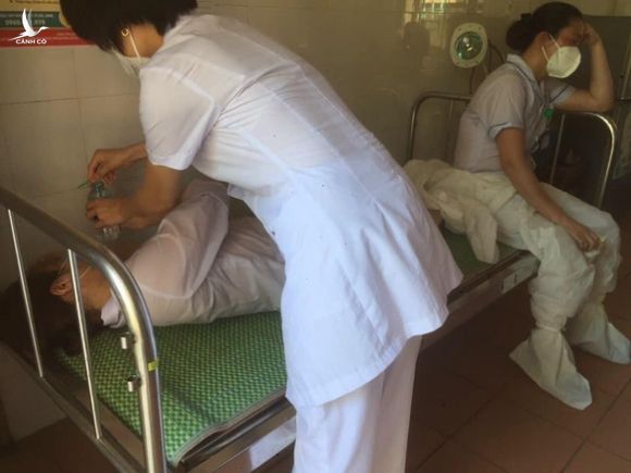 Nữ nhân viên y tế ở Bắc Ninh bị ngất khi đi lấy mẫu ở vùng dịch lớn - Ảnh 1.