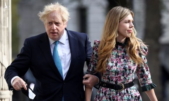 Johnson và Symonds đi bỏ phiếu hôm 6/5. Ảnh: Reuters.