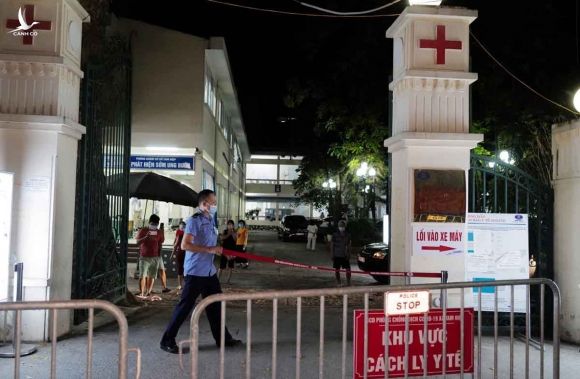 Bảo vệ của viện tháo dây phong toả tại cổng chính Viện K cơ sở 2 tại Tam Hiệp, Thanh Trì. Ảnh: Ngọc Thành.
