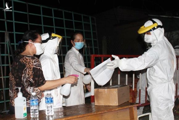 Nhân viên y tế tiến hành lấy mẫu xét nghiệm tại thị xã Hòa Thành đêm 28/5. Ảnh: Baotayninh