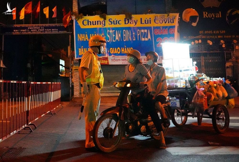 Chốt kiểm soát tại giao lộ Phan Văn Trị - Phạm Văn Đồng giữa Q.Gò Vấp và Q.Bình Thạnh lúc 0 giờ ngày 31.5 /// ẢNH: ĐỘC LẬP
