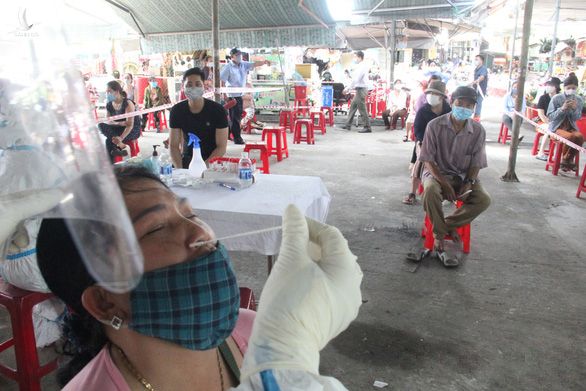 Người chờ lấy dịch mũi để xét nghiệm COVID-19 ở TP Đà Nẵng - Ảnh: TRƯỜNG TRUNG