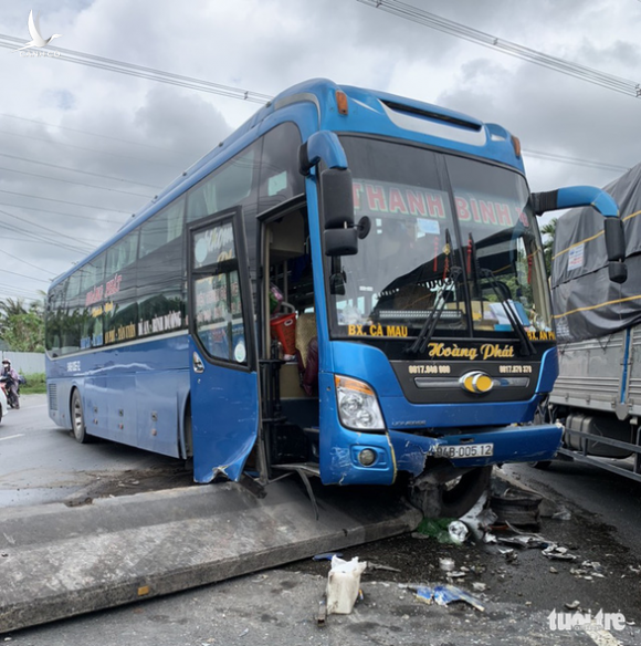 Xe khách tông sập 3 dải phân cách, xe ùn ứ dài 3km trên quốc lộ 1 - Ảnh 4.