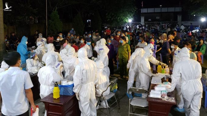 Hàng chục nhân viên y tế về xã Mão Điền để lấy mẫu cho người dân trong đêm.