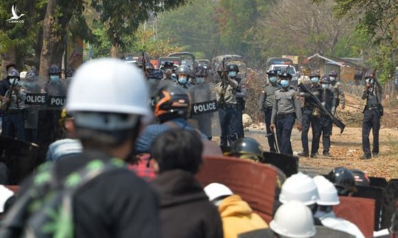 Người biểu tình đụng độ cảnh sát Myanmar hồi tháng 3. Ảnh: AFP.