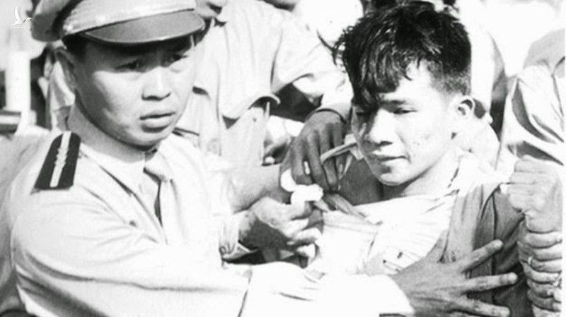  Ông Hà Minh Trí trong lần bị cảnh sát Việt Nam Cộng hòa bắt giữ.