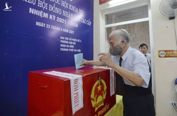 Gặp những &quot;cử tri đặc biệt&quot; trong ngày bầu cử ở Hà Nội - Ảnh 1.
