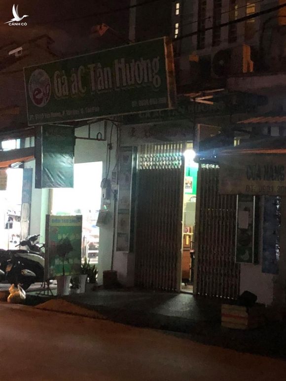 KHẨN: Những người từng đến quán Gà ác và Hải sản 30k ở quận Tân Phú cần liên hệ ngay cơ quan y tế gần nhất - Ảnh 2. KHẨN: Những người từng đến quán Gà ác và Hải sản 30k ở quận Tân Phú cần liên hệ ngay cơ quan y tế gần nhất - Ảnh 2.
