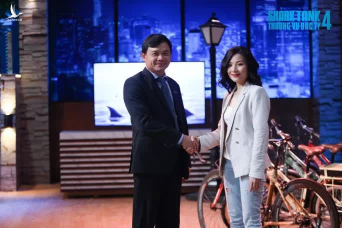 CEO Nguyễn Thị Thu Hằng nói về câu chốt deal anh chỉ quan tâm tới em gây tranh cãi của Shark Phú - Ảnh 2.