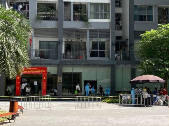 Bố mẹ và em trai ca bệnh 11 tuổi ở Times City mắc COVID-19 - Ảnh 1. Bố mẹ và em trai ca bệnh 11 tuổi ở Times City mắc COVID-19 - Ảnh 1.