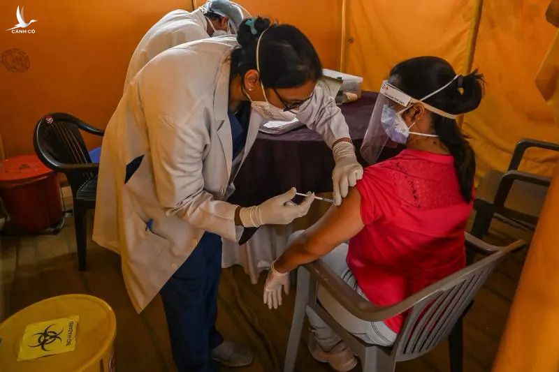 Nhân viên y tế tiêm cho một phụ nữ vaccine Covishield tại New Delhi ngày 13/5.