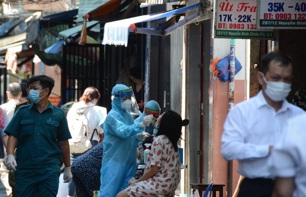 Nhân viên y tế có mặt tại hẻm 287 Nguyễn Đình Chiểu, phường 5, quận 3 vào sáng 20-5 để điều tra dịch tễ, lấy mẫu xét nghiệm người dân