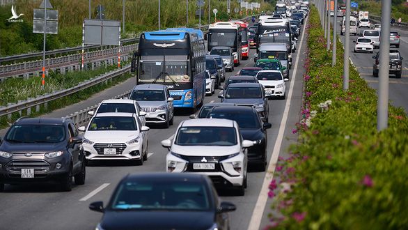 Ùn xe kéo dài trên đường dẫn vào cao tốc TP.HCM - Long Thành - Dầu Giây, TP Thủ Đức (TP.HCM) hướng đi trạm thu phí Long Phước.