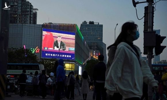 Hình ảnh Chủ tịch Trung Quốc Tập Cận Bình được phát trên một màn hình lớn ở thủ đô Bắc Kinh hồi tháng trước. Ảnh: AFP.