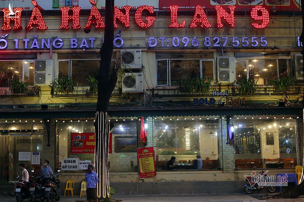Một số quán bia vẫn tấp nập khách sau lệnh cấm của Hà Nội
