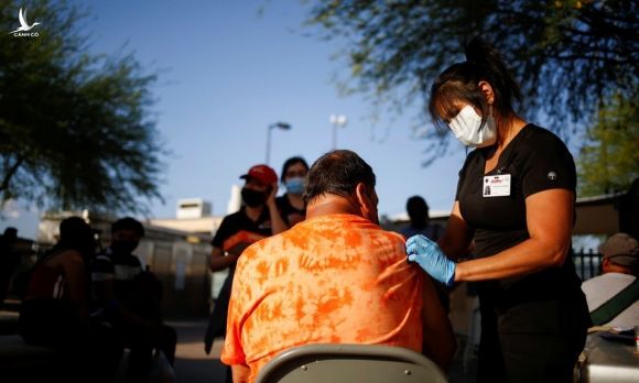 Một người đàn ông đang được tiêm vaccine tại El Paso, bang Texas hôm 7/5. Ảnh: Reuters.