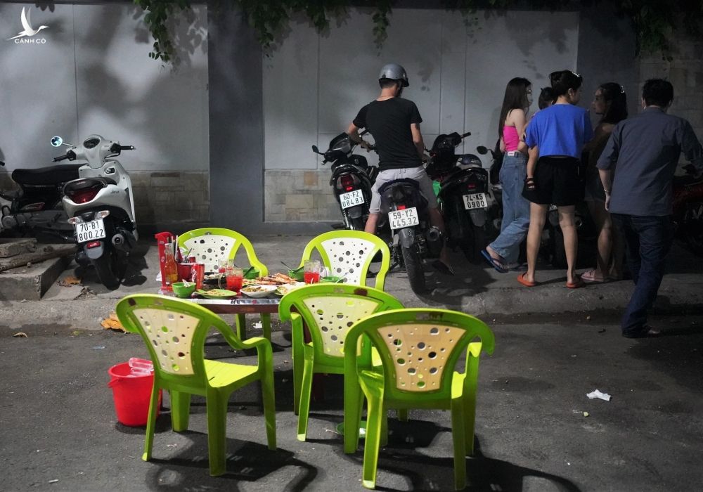 Một quán ăn trên đường số 4, P.26, Q.Bình Thạnh, TP.HCM bị xử phạt vi tập trung đông khách /// ẢNH: ĐỘC LẬP