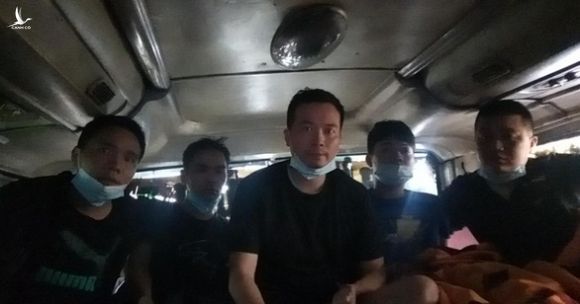 5 người Trung Quốc trốn trong thùng cactông trên xe khách từ Bắc Giang vào TP.HCM - Ảnh 1.