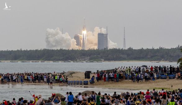 Tên lửa khổng lồ Trung Quốc sắp rơi xuống Trái đất, đang được giám sát chặt - Ảnh 1.