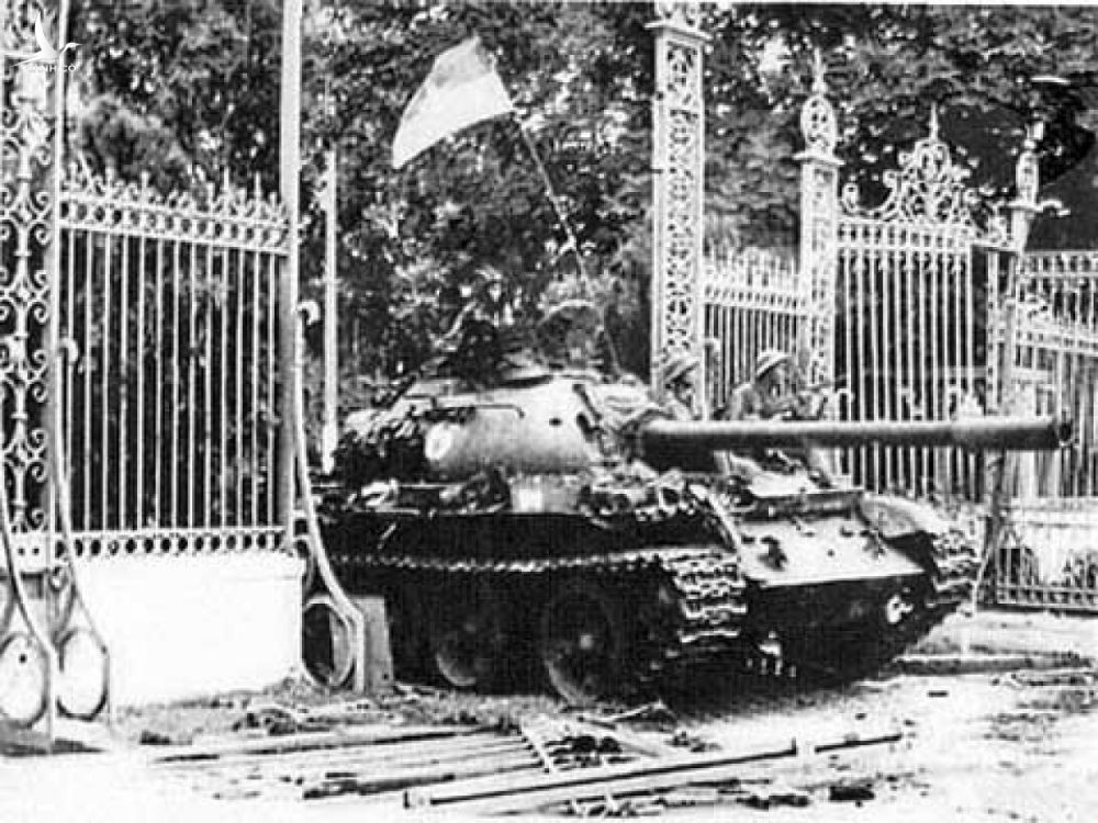 Xe tăng quân giải phóng húc đổ cổng Dinh Độc lập ngày 30/4. Ảnh Tư liệu