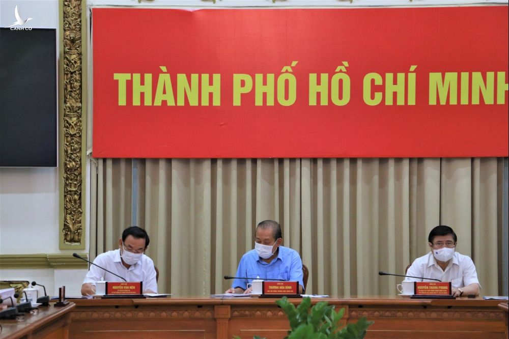 Bí thư Nguyễn Văn Nên (bên trái), Phó thủ tướng Thường trực Trương Hòa Bình (giữa) và Chủ tịch UBND TP.HCM Nguyễn Thành Phong (bên phải) tại cuộc họp sáng 30/5. a