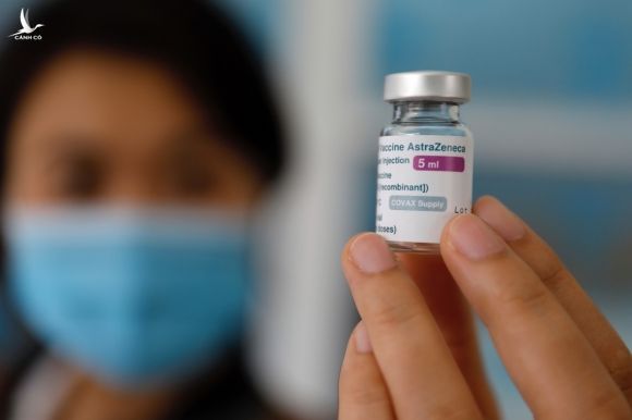 Hơn một triệu người Việt Nam đã được tiêm vaccine AstraZeneca trong hai đợt tiêm chủng đầu tiên. Ảnh: Hữu Khoa.