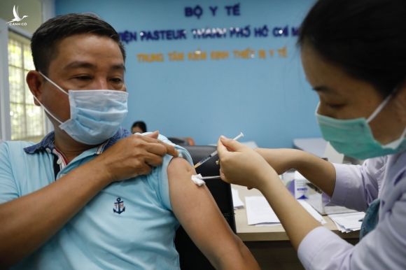 Hai đợt tiêm chủng mở rộng đầu tiên, có hơn một triệu người Việt Nam đã tiêm vaccine AstraZeneca. Ảnh: Hữu Khoa.