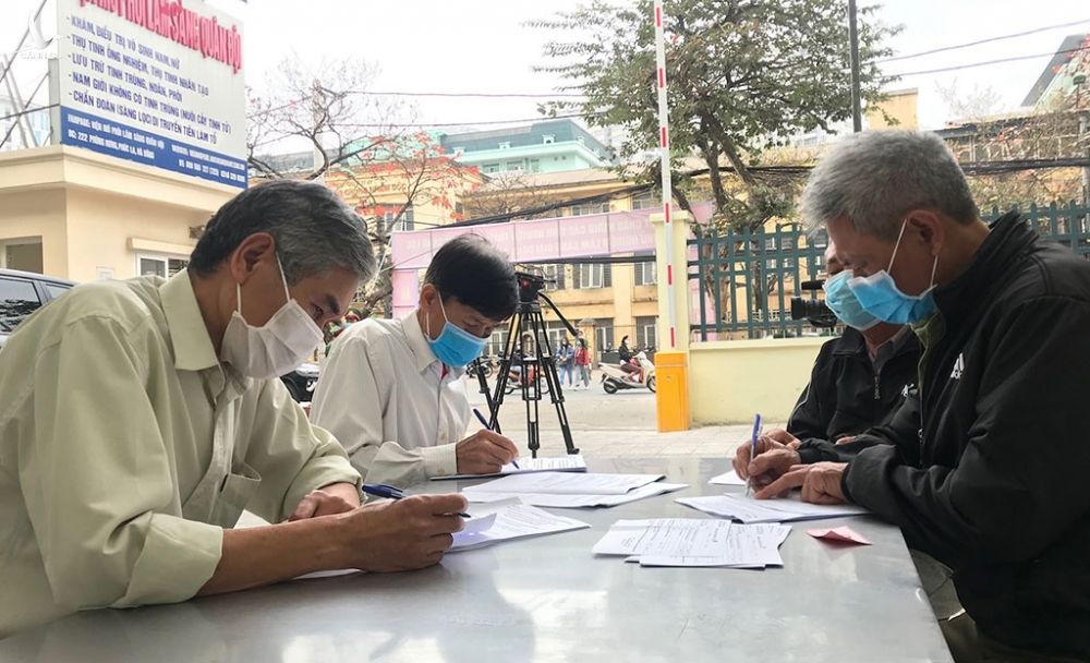 Nhiều người tình nguyện cao tuổi đã đăng ký tham gia thử nghiệm lâm sàng vắc xin Nano Covax /// Ảnh: Liên Châu