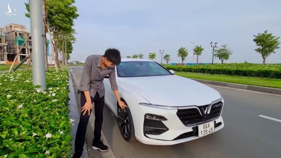 Ông Hoàng và chiếc xe VinFast trong clip đăng tải ngày 28/4.