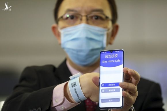 Mẫu vòng tay điện tử kết nối với smartphone, hỗ trợ kiểm soát người cách ly được Hong Kong áp dụng từ tháng 3/2021. Ảnh: SCMP.