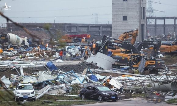 Công trường bị lốc xoáy tàn phá tại Vũ Hán hôm 14/5. Ảnh: AFP.