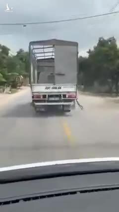  Xe tải cản đường xe cứu thương