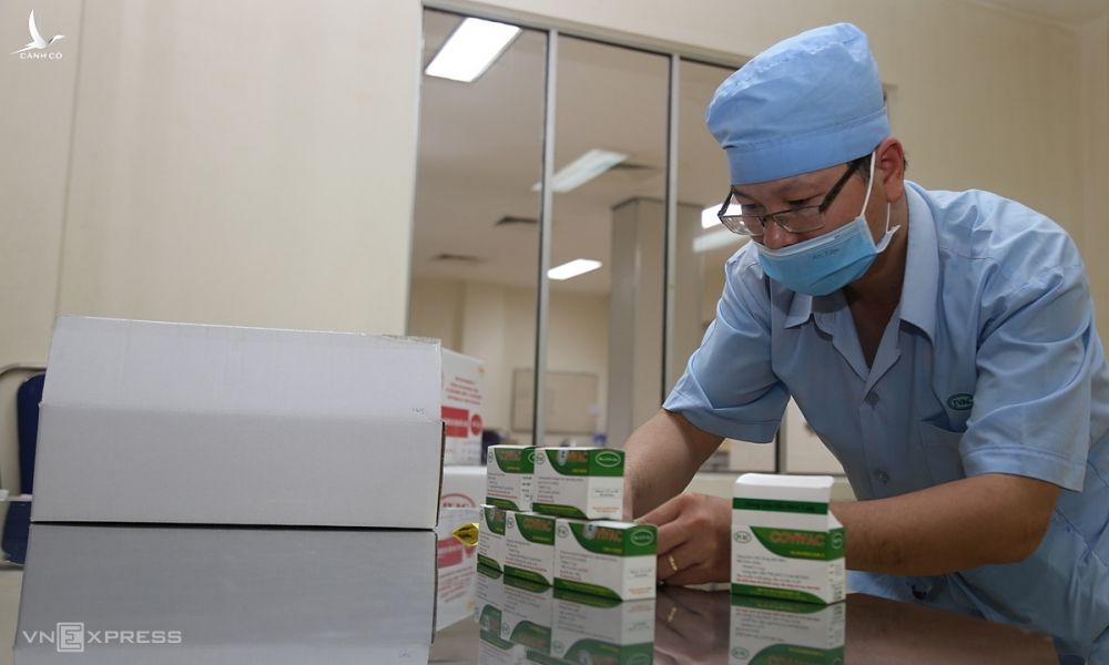 Cán bộ Viện IVAC chuẩn bị các hộp vaccine Covivac tại Nha Trang, Khánh Hòa.