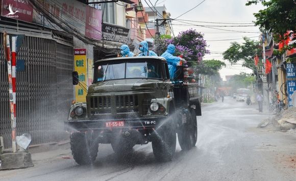 Bộ Tư lệnh Thủ đô điều động xe phun khử khuẩn xã Tô Hiệu, huyện Thường Tín sáng 8/5. Ảnh:Đinh Huy.