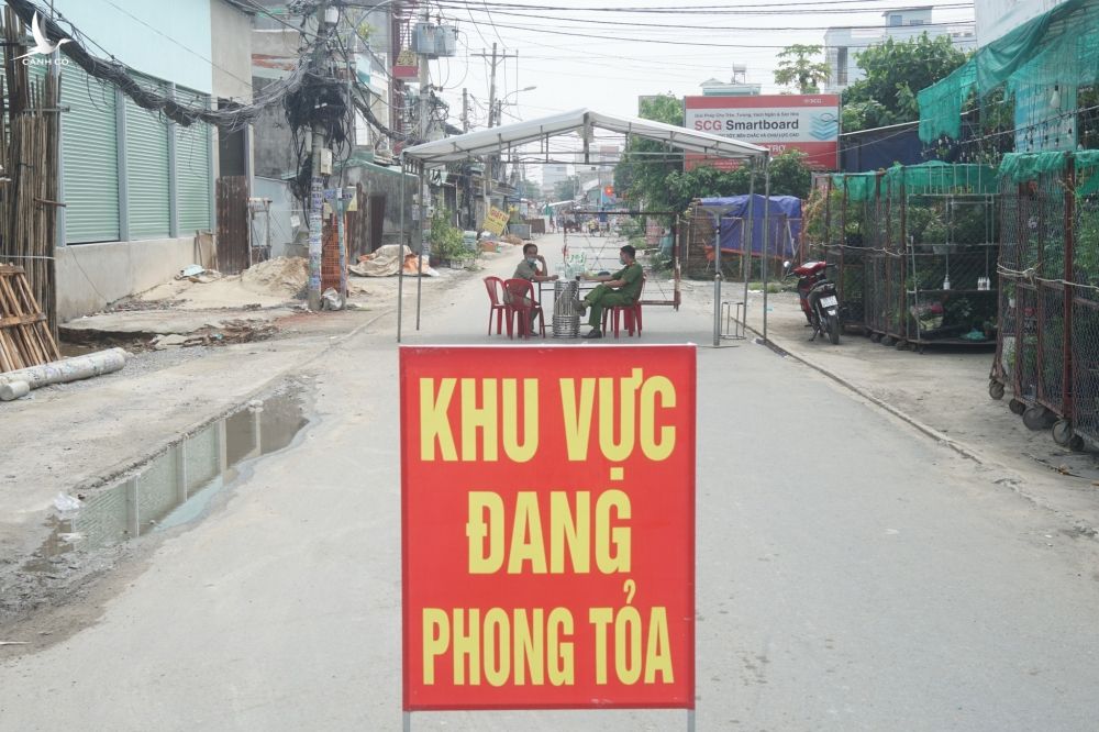 Lều được dựng để các lực lượng trú tạm làm nhiệm vụ ở khu vực phong tỏa trên đường TL 19 /// Ảnh: Bậm Võ