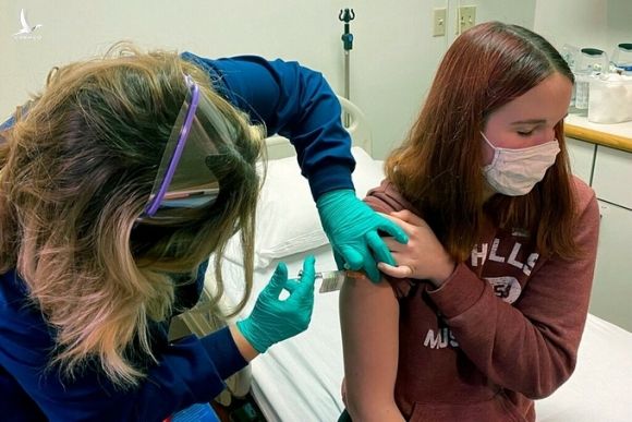 Một tình nguyện viên thử nghiệm lâm sàng của Pfizer được tiêm vaccine tại Trung tâm Y tế Bệnh viện Nhi Cincinnati, tháng 11/2020. Ảnh: AP