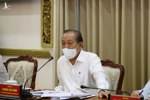 Chủ tịch Nguyễn Thành Phong: Siết chặt, nâng cao mức độ chống dịch là phù hợp với tình hình - Ảnh 2.