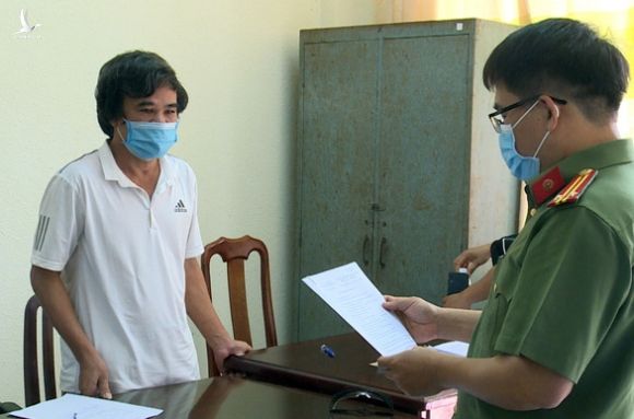 Khởi tố ba người dùng sà lan đưa người từ Campuchia về trái phép - Ảnh 2.