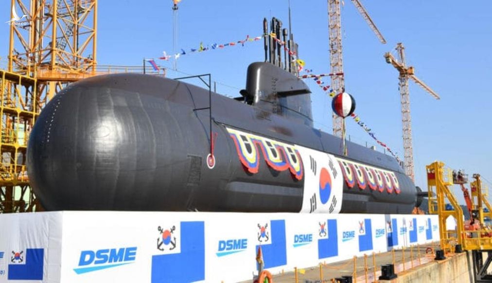Đơn vị đóng tàu ngầm lớn nhất Hàn Quốc DSME đã bị tin tặc nghi của Triều Tiên tấn công. Trong ảnh: Tàu ngầm 3.000 tấn Ahn Mu neo đậu tại bãi Okpo của DSME tại thành phố Geoje.
