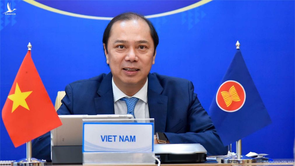 Thứ trưởng Nguyễn Quốc Dũng đề nghị các nước ASEAN tiếp tục duy trì các nguyên tắc và cách tiếp cận nhất quán trong vấn đề Biển Đông, tạo điều kiện thuận lợi để đạt được Bộ Quy tắc ứng xử trên Biển Đông (COC) thực chất, hiệu quả.
