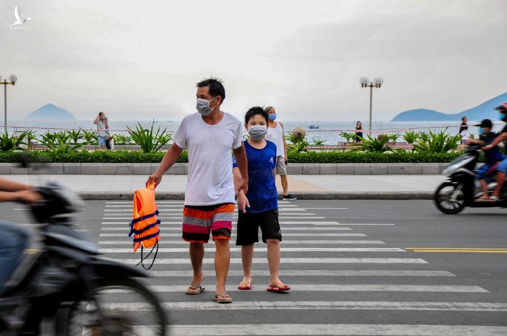 Nguoi dan tam bien Nha Trang anh 9