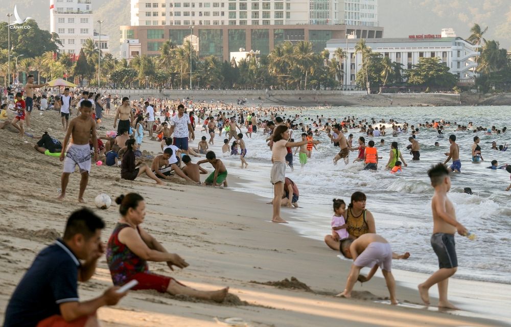 Nguoi dan tam bien Nha Trang anh 4